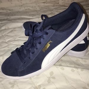 Women’s Puma Navy Suede Sneaker like new size 11